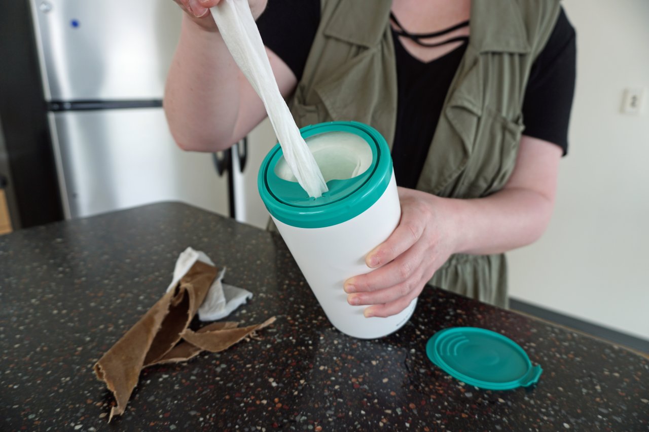 How to Make Your Own Household Cleaning Wipes | HGTV